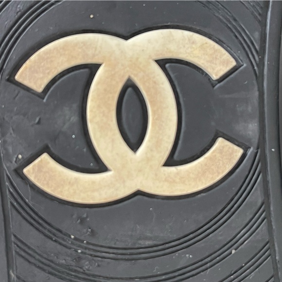 CHANEL Runway Women's Pearl Logo Black Leather Sneakers - Picture 12 of 13